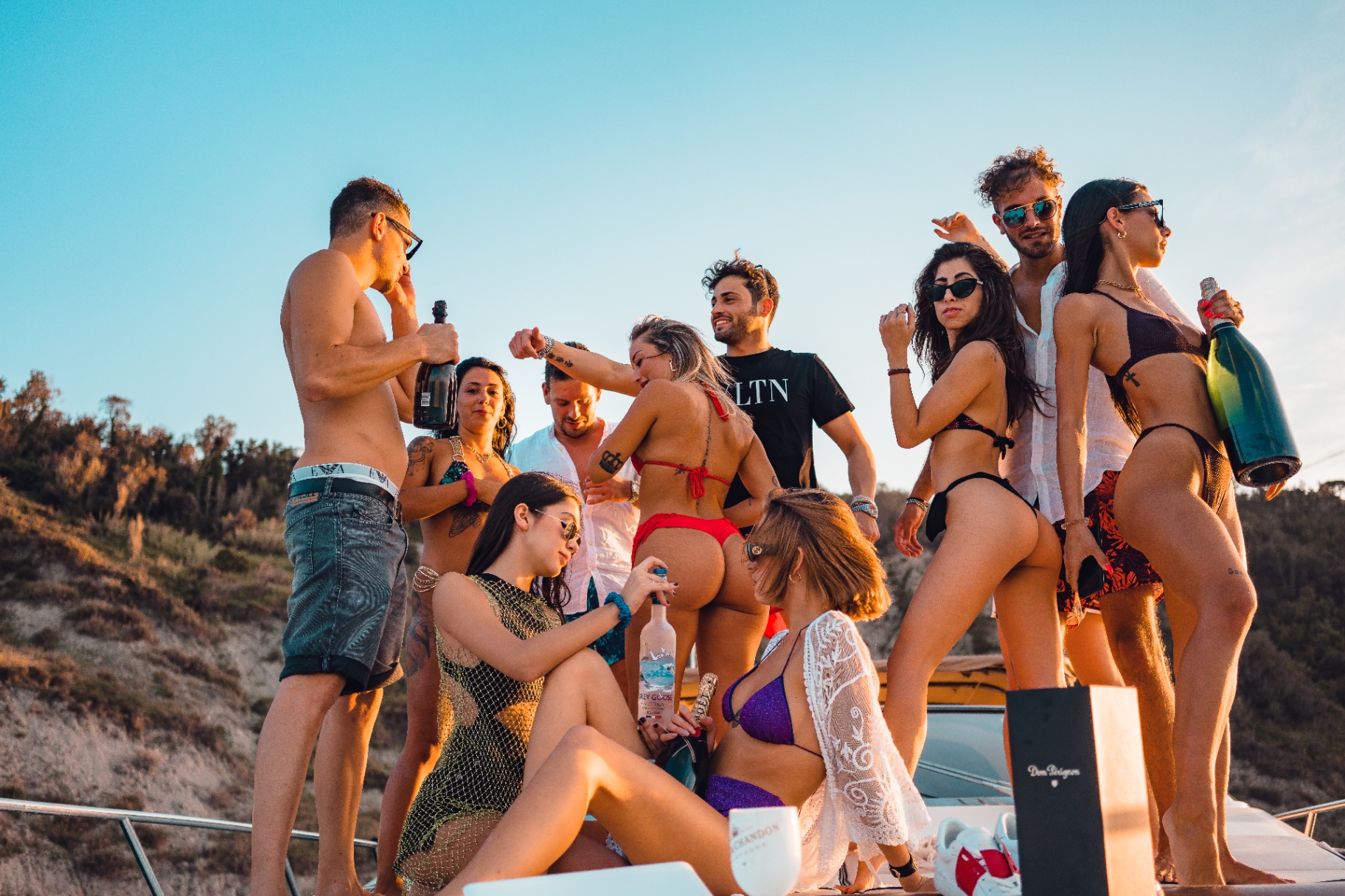 Yacht Secret Club — party al tramonto
